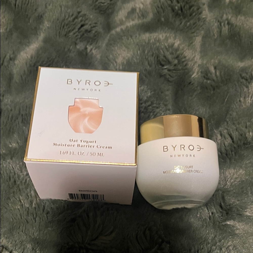 Oat Yogurt Moisture Barrier Cream - Gold and White